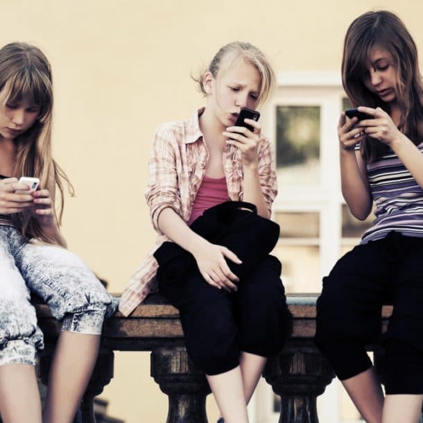 Los dispositivos móviles y la espalda de niños y adolescentes