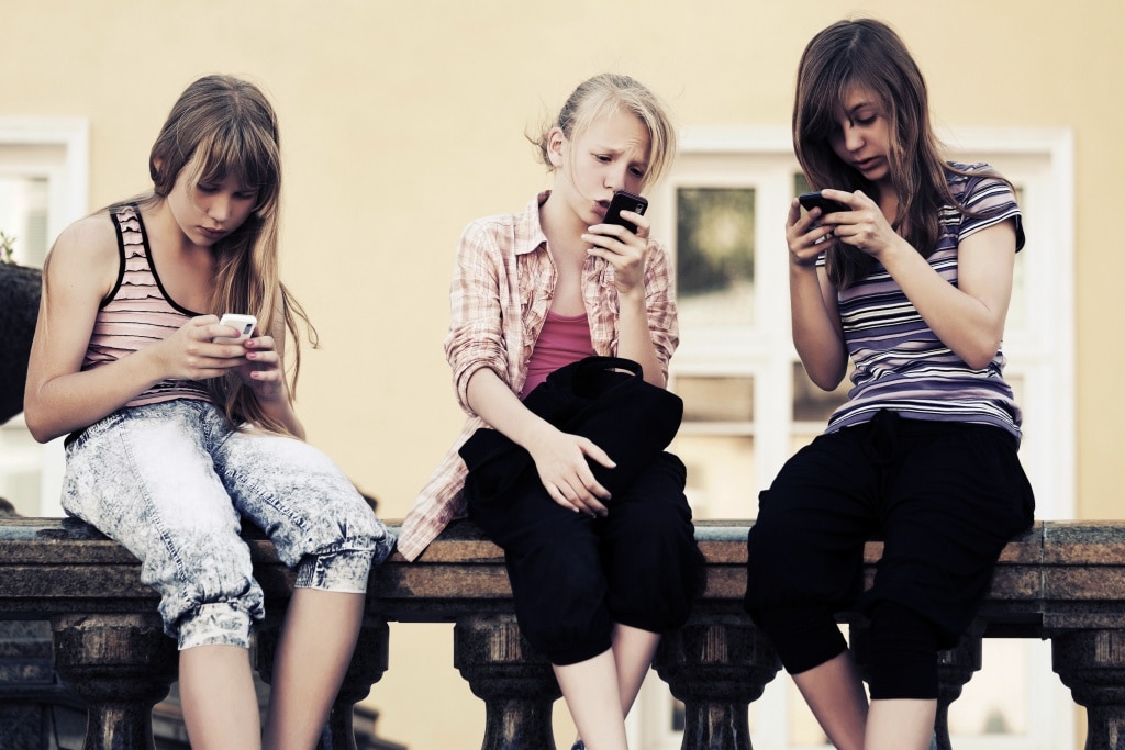 Los dispositivos móviles y la espalda de niños y adolescentes