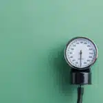 la quiropráctica disminuye la presión arterial
